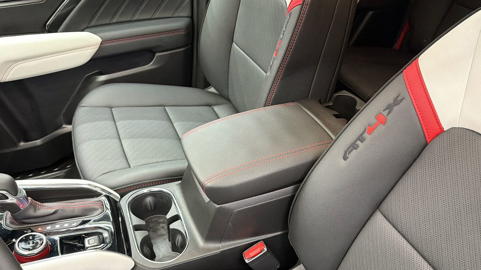 Used 2025 GMC Canyon AT4 w/ AT4X Package image 26