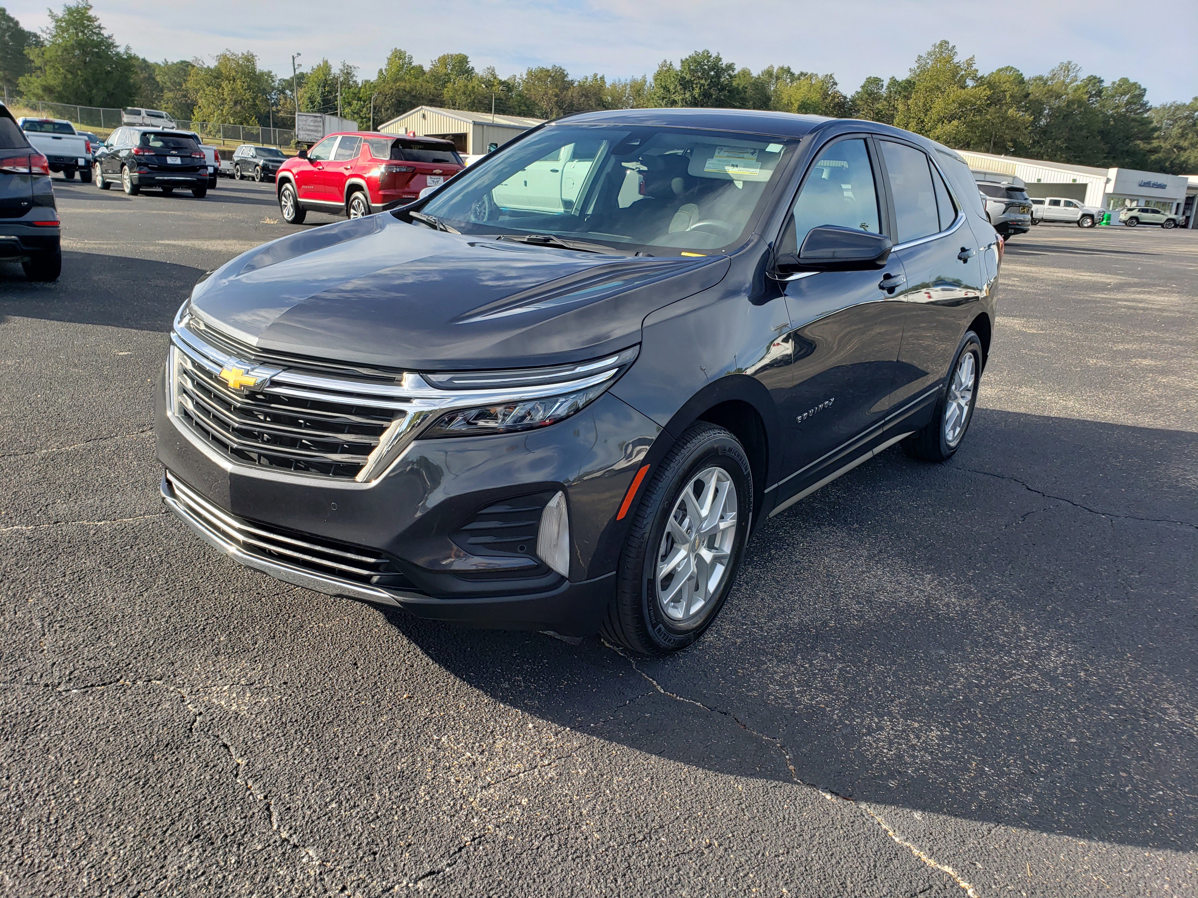Used 2022 Chevrolet Equinox LT w/ Driver Convenience Package image 2