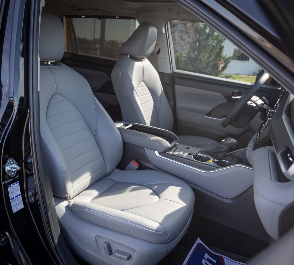 Used 2021 Toyota Highlander XLE image 32