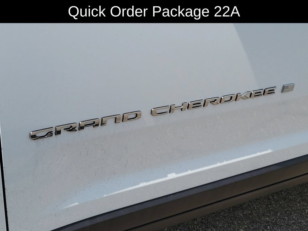 Used 2022 Jeep Grand Cherokee Laredo w/ Luxury Tech Group I AWD/4WD image 7