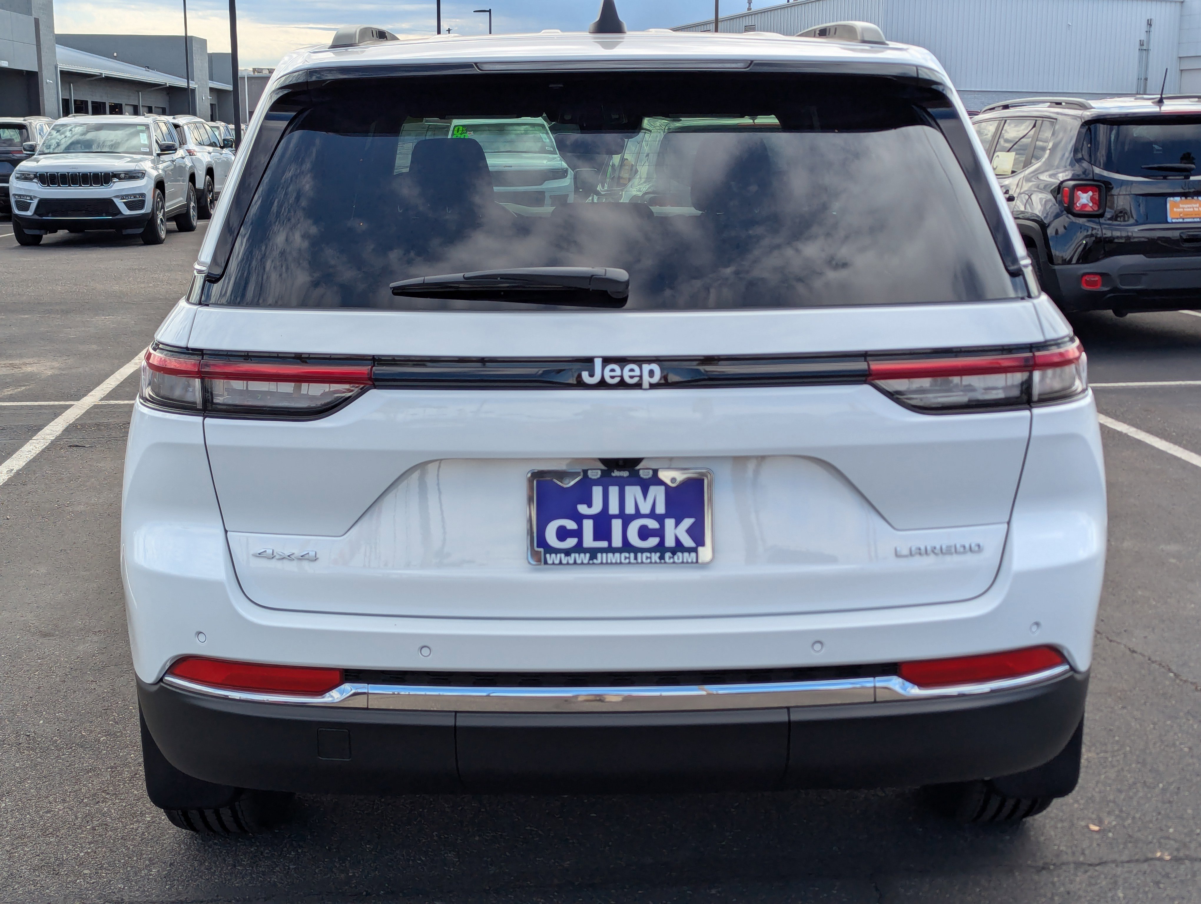 New 2025 Jeep Grand Cherokee Laredo image 3