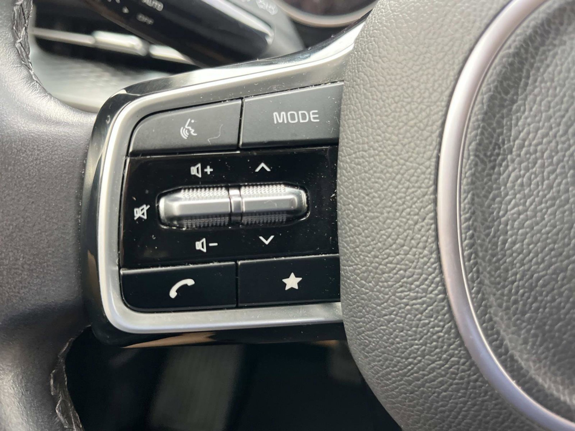 Certified 2024 Kia Carnival LX image 32