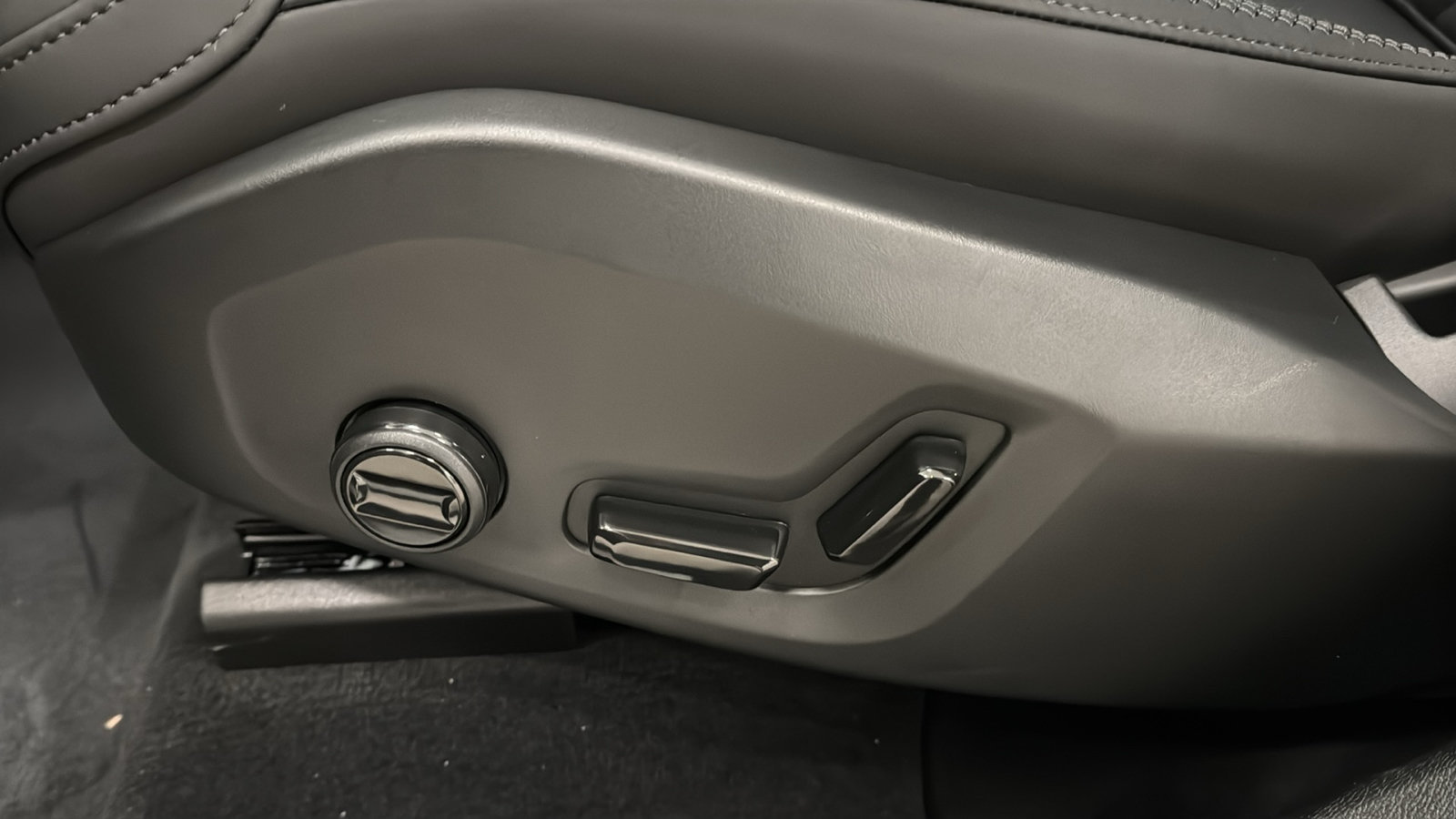 New 2027 Volvo XC60 T8 Plus AWD/4WD image 24