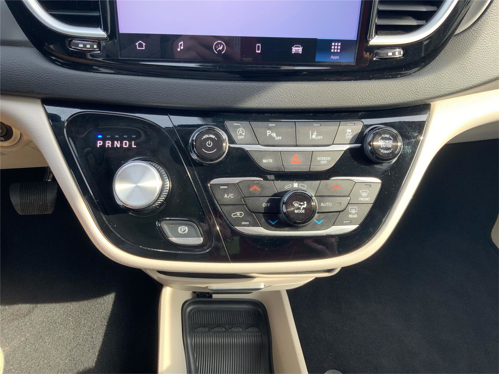 Used 2024 Chrysler Pacifica Touring-L FWD image 34