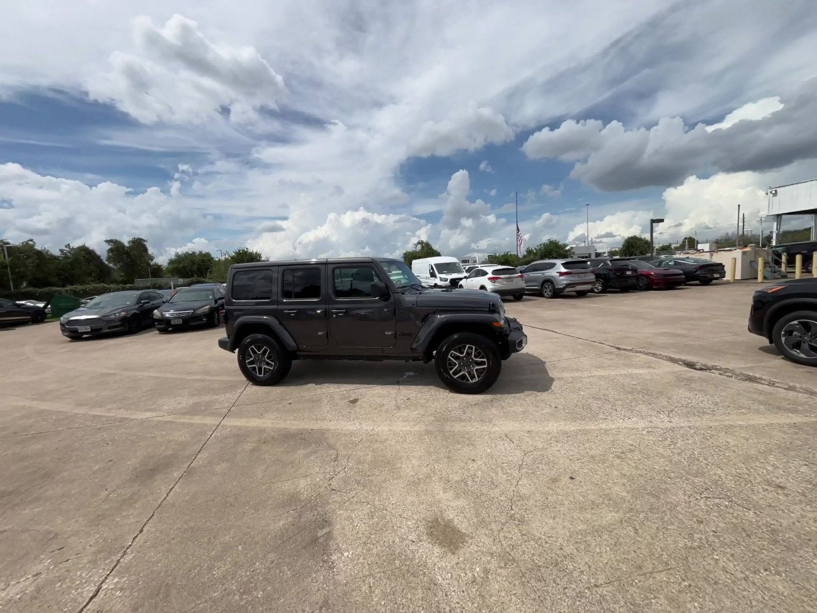 Used 2025 Jeep Wrangler Sahara image 15