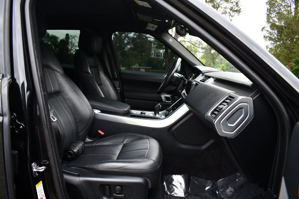 Used 2020 Land Rover Range Rover Sport SE image 25