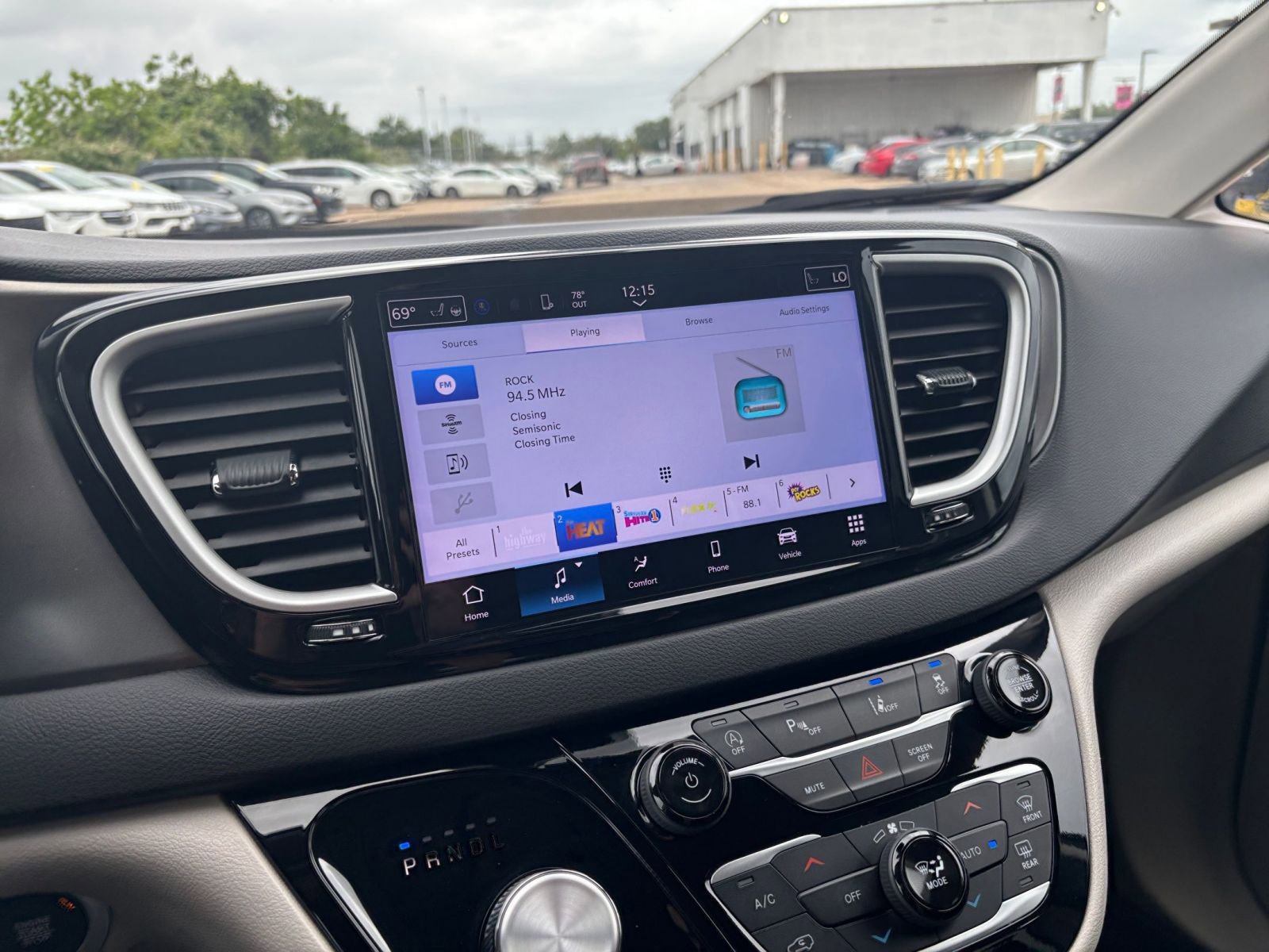 Used 2024 Chrysler Pacifica Touring-L image 21