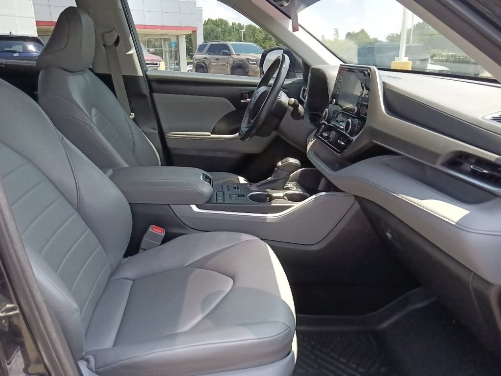 Used 2022 Toyota Highlander XLE AWD/4WD image 33