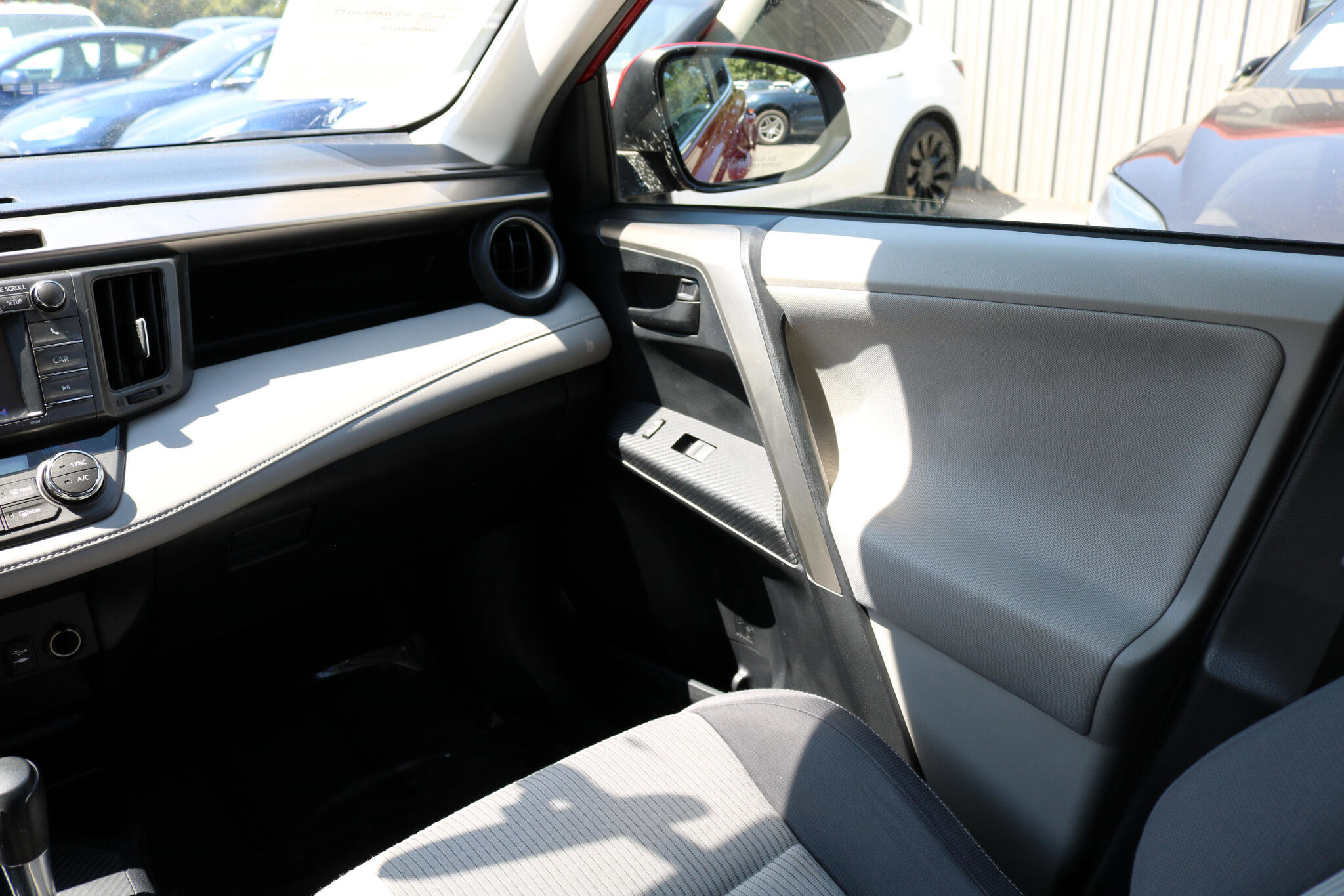 Used 2013 Toyota RAV4 XLE image 28