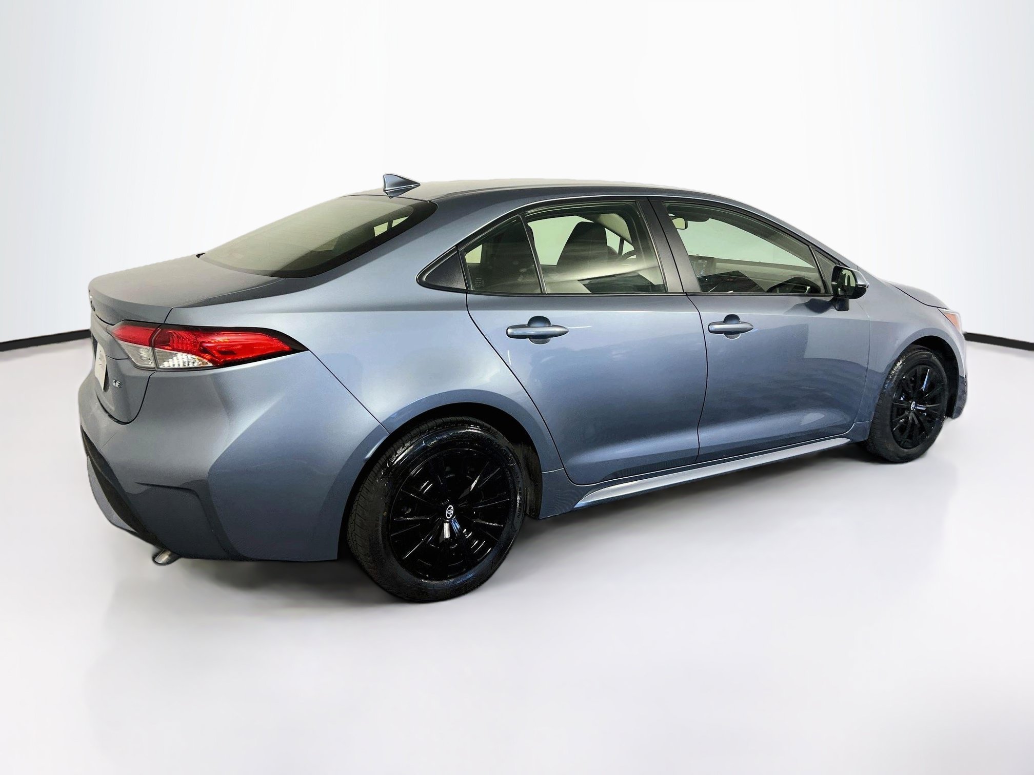 Used 2022 Toyota Corolla LE FWD image 3