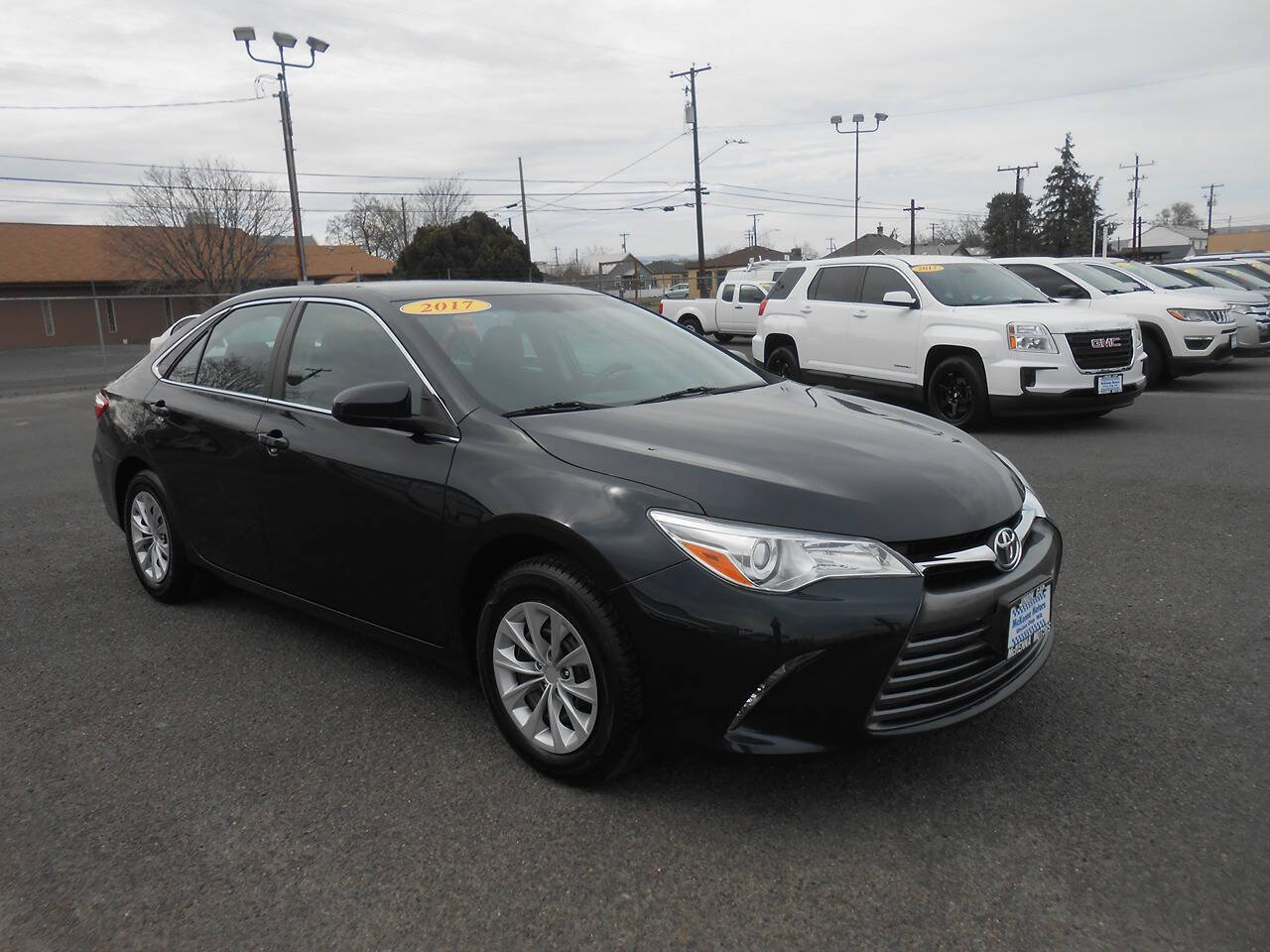 Used 2017 Toyota Camry LE FWD image 3