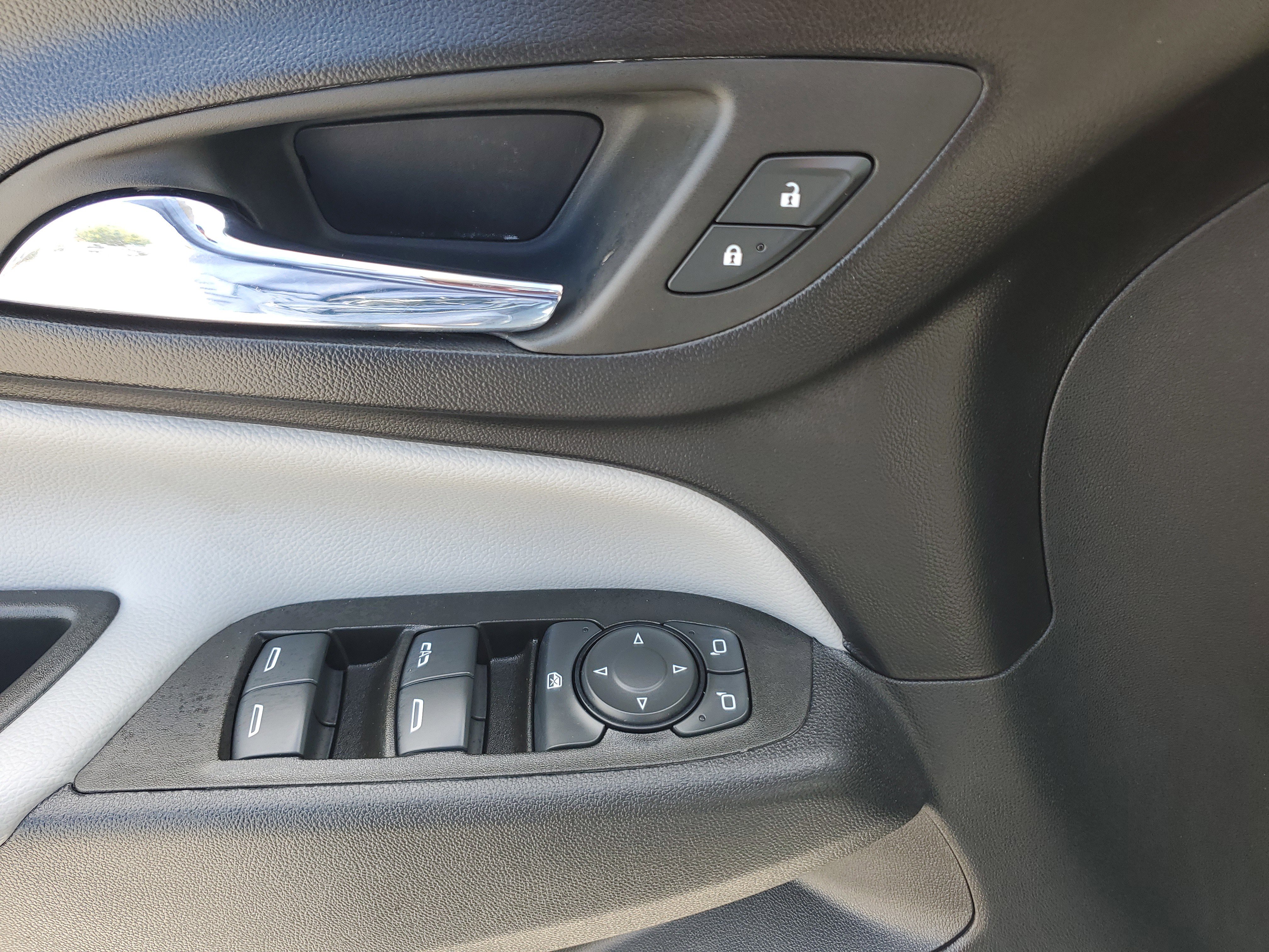 Used 2023 Chevrolet Equinox LT image 27