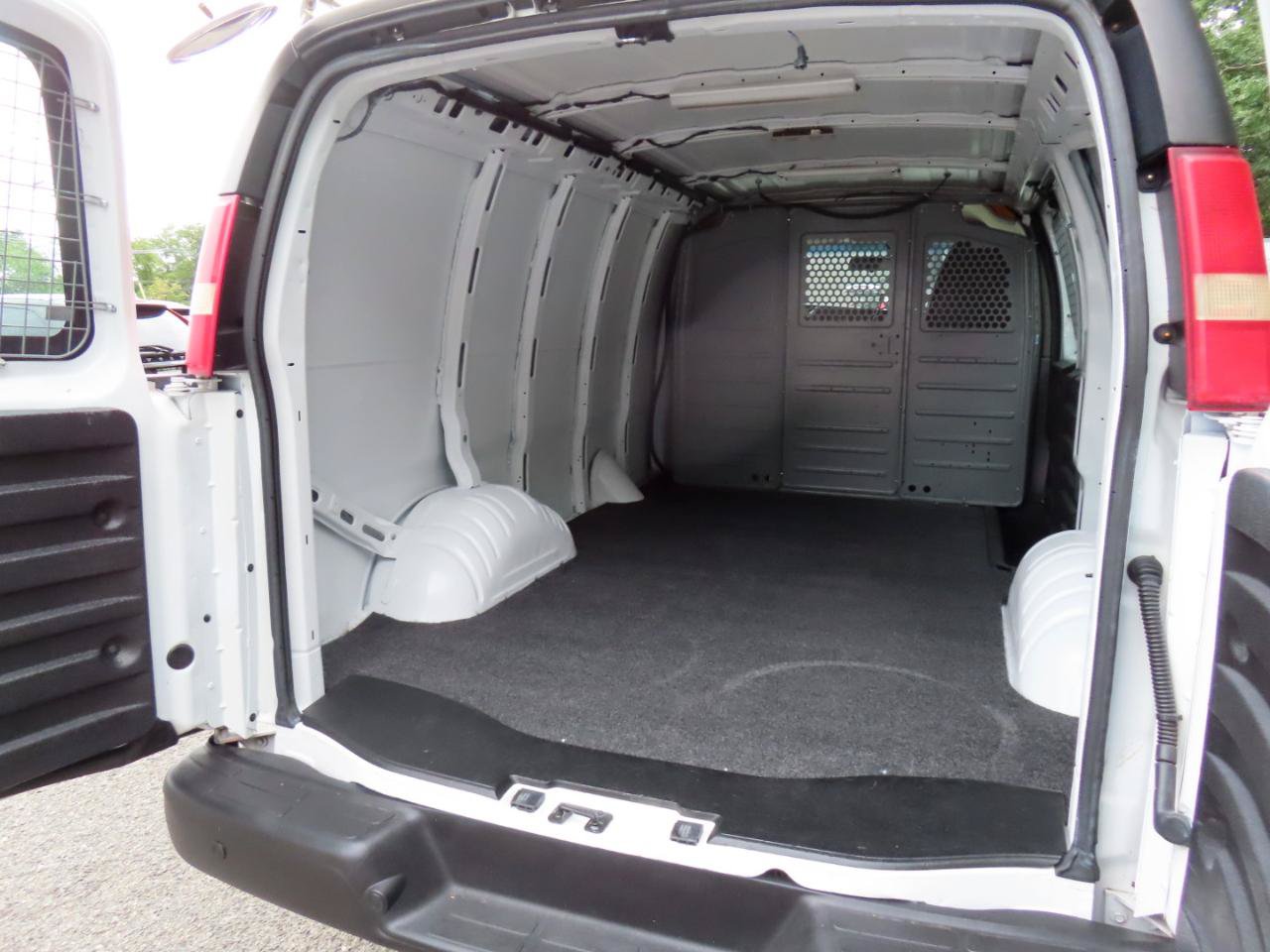 Used 2015 Chevrolet Express 2500 RWD image 10