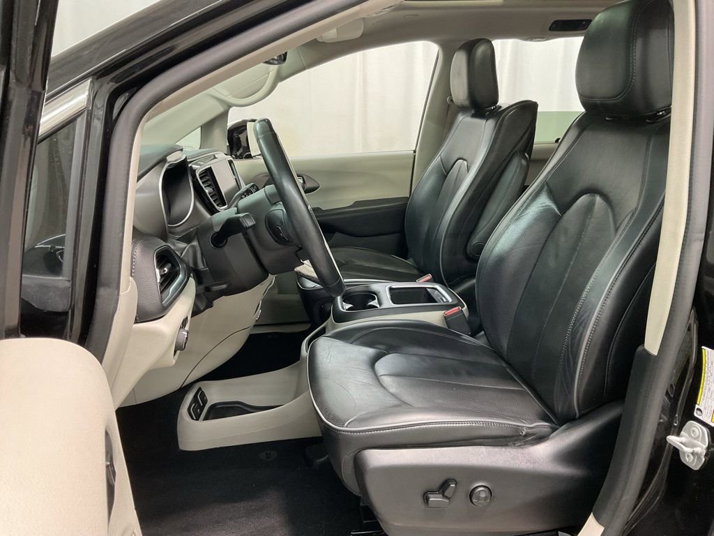Used 2018 Chrysler Pacifica Limited w/ Tire & Wheel Group image 20