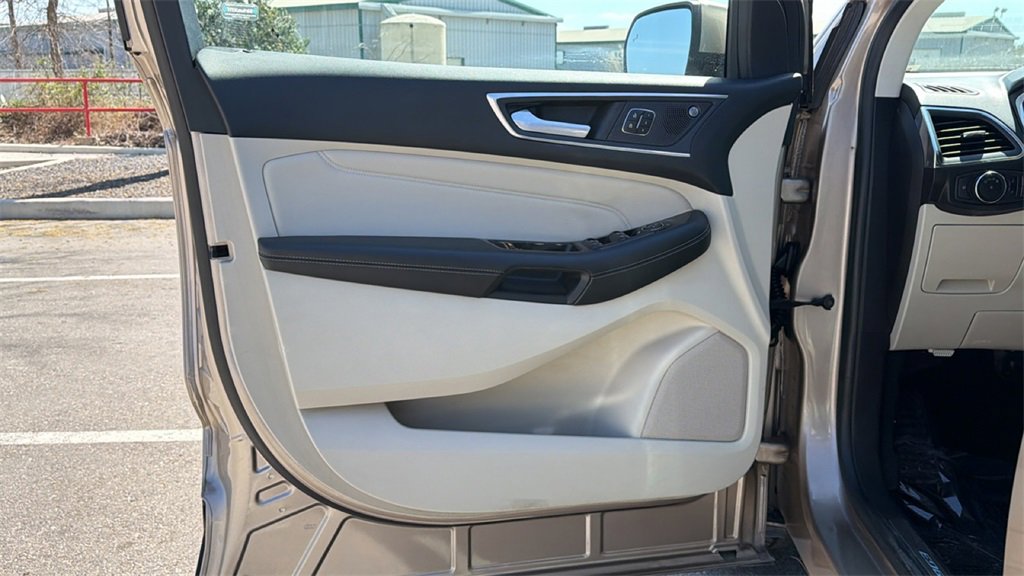 Used 2020 Ford Edge Titanium image 13