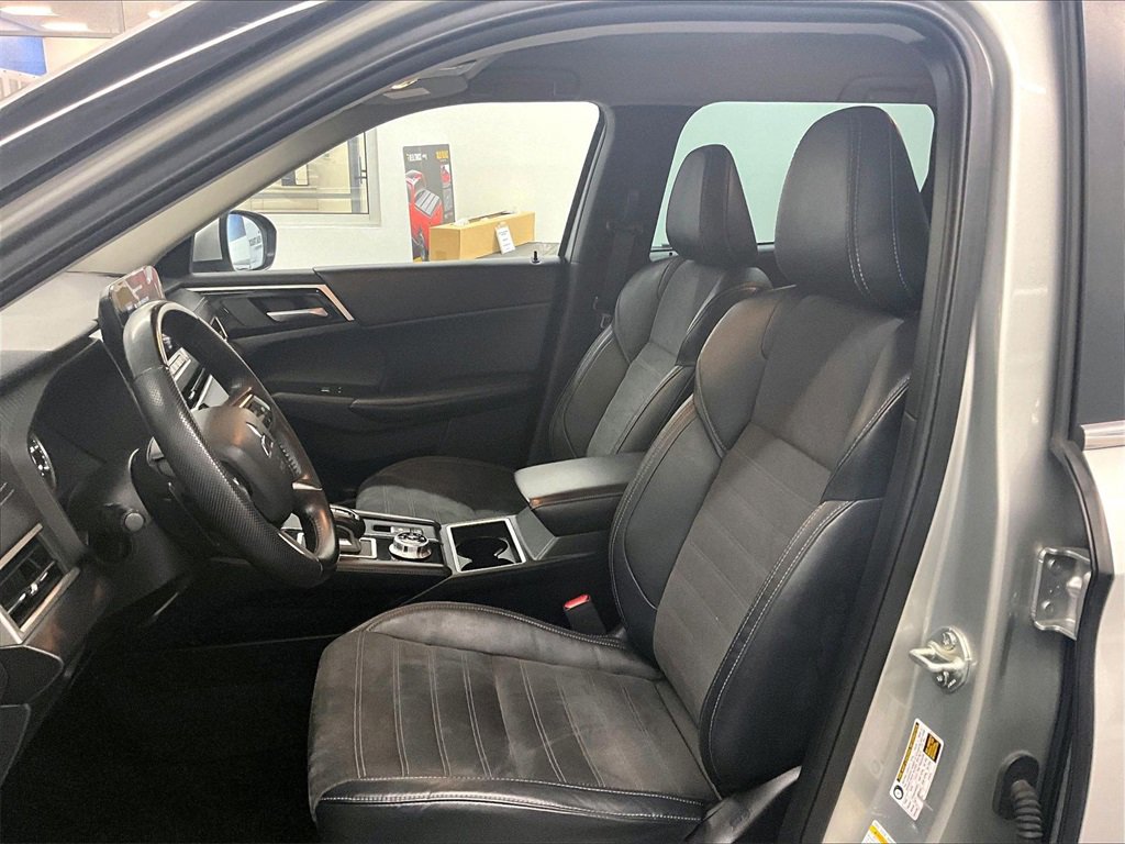Used 2023 Mitsubishi Outlander SE image 10