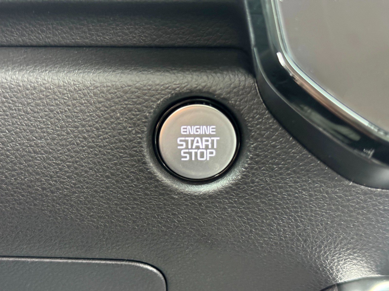 Used 2025 Kia Carnival SX w/ SX Dark Edition Package image 23