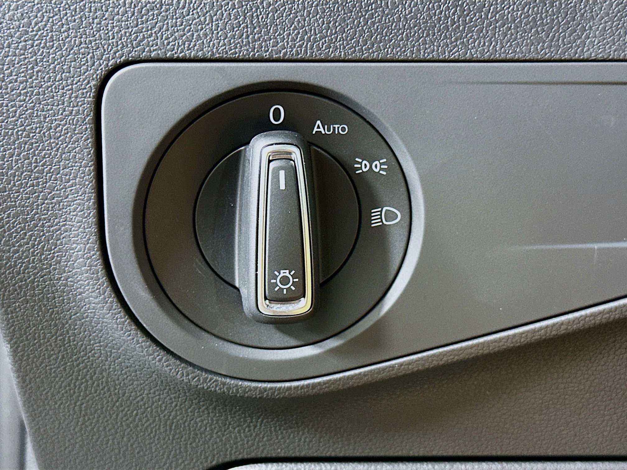 Used 2022 Volkswagen Tiguan SE R-Line image 17