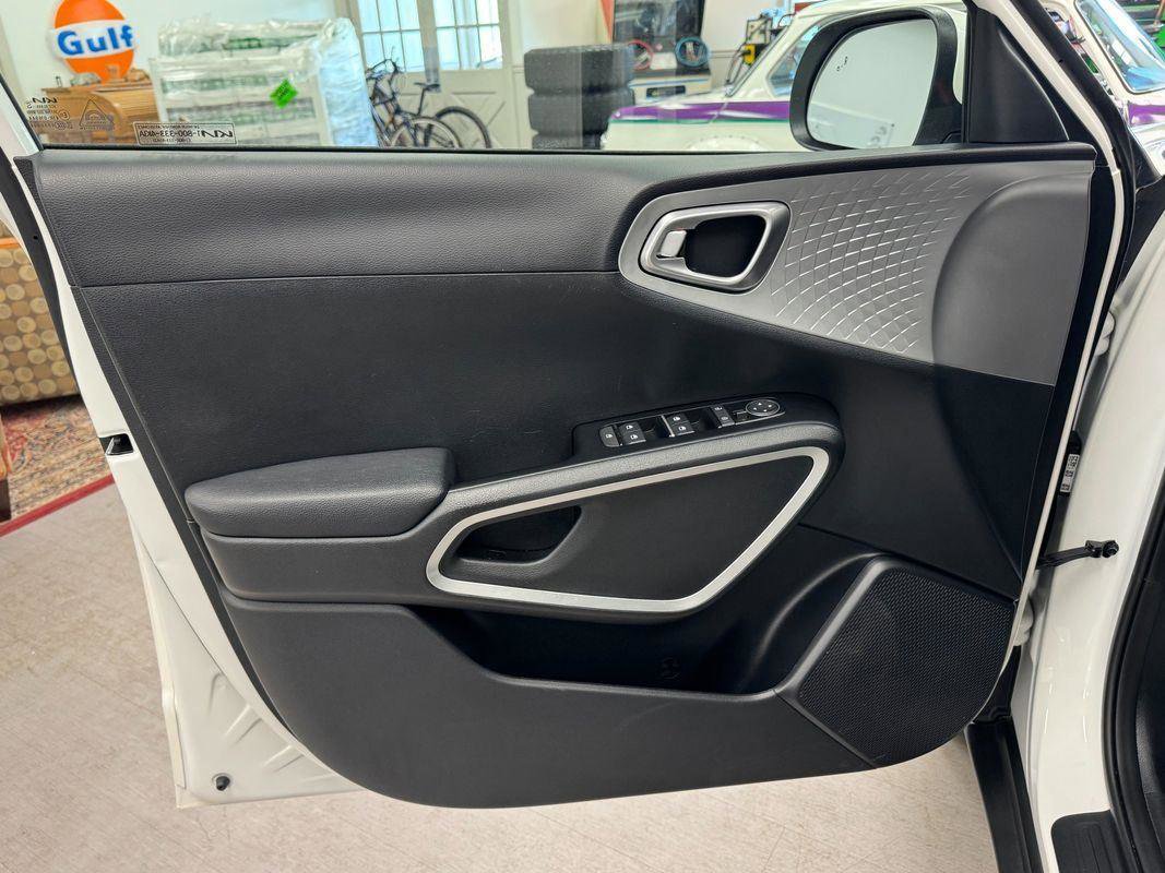 Used 2025 Kia Soul LX w/ LX Technology Package FWD image 15