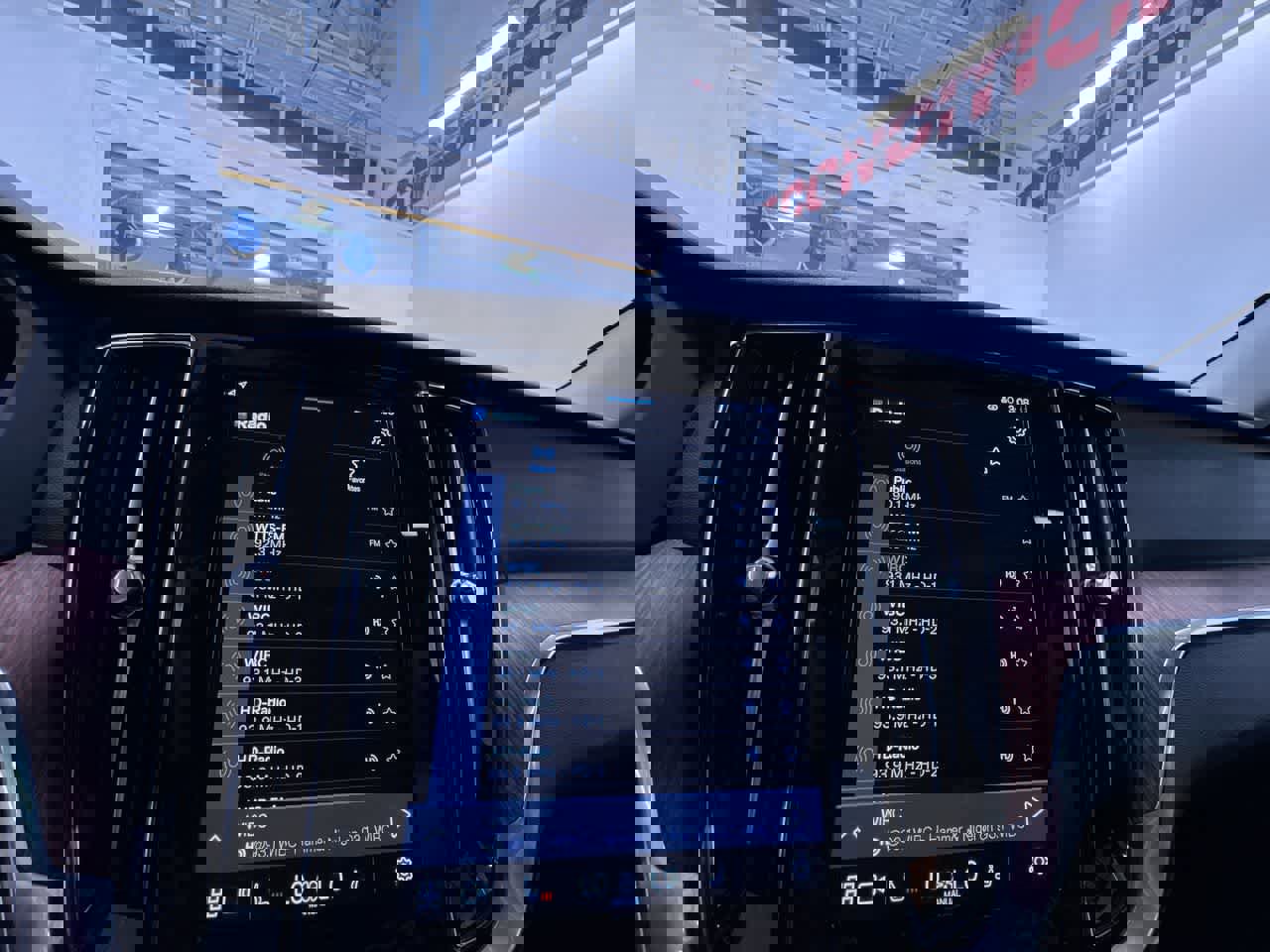 Used 2025 Volvo V60 B5 Cross Country Plus image 25