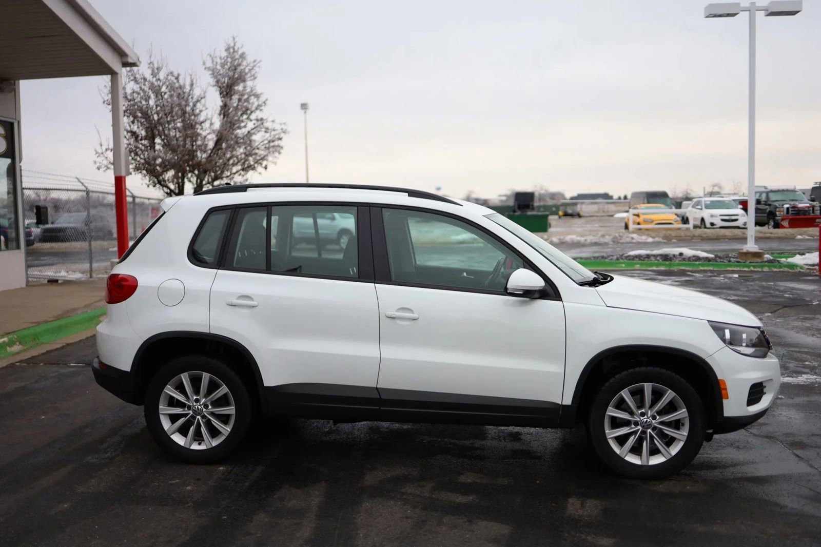 Used 2017 Volkswagen Tiguan S image 4