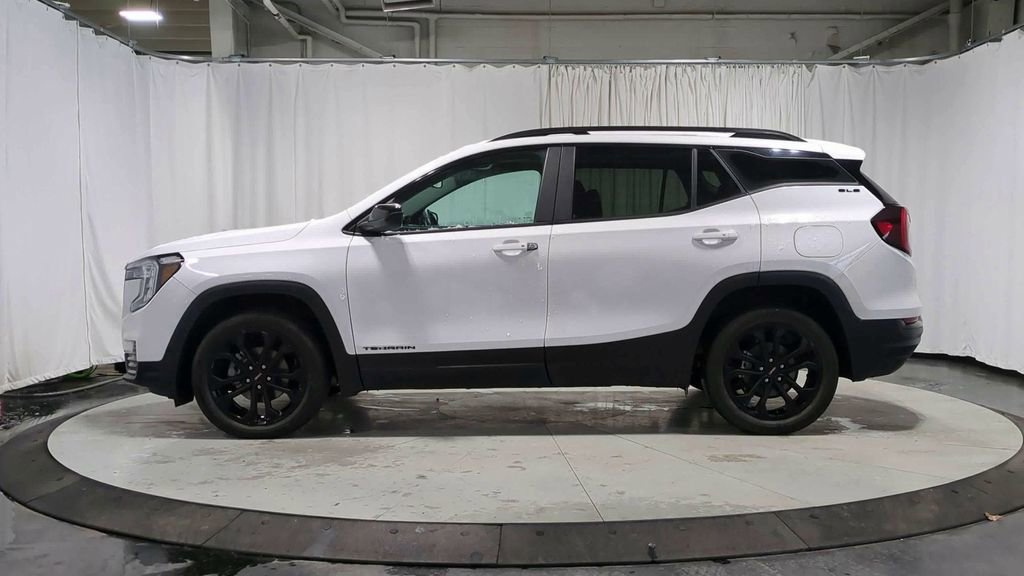 Used 2022 GMC Terrain SLE w/ Driver Convenience Package image 6