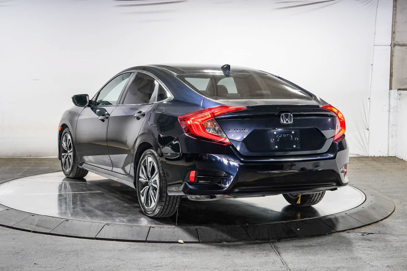 Used 2017 Honda Civic EX-T image 2