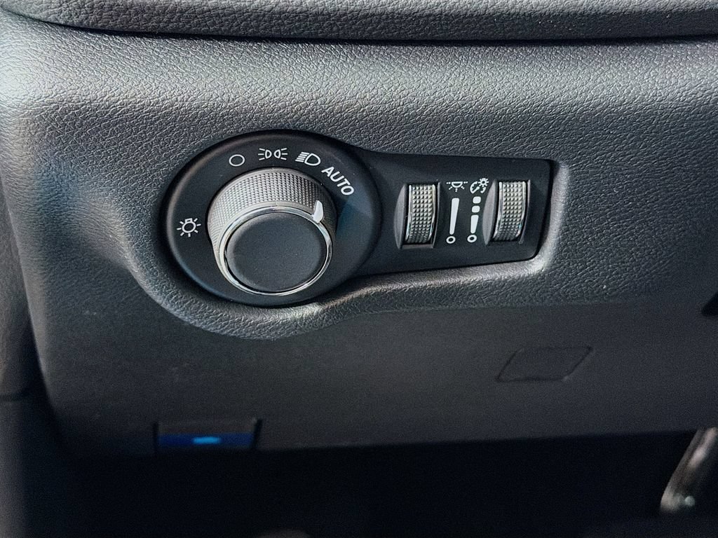 New 2027 Chrysler Pacifica Pinnacle w/ Theater Group AWD/4WD image 10