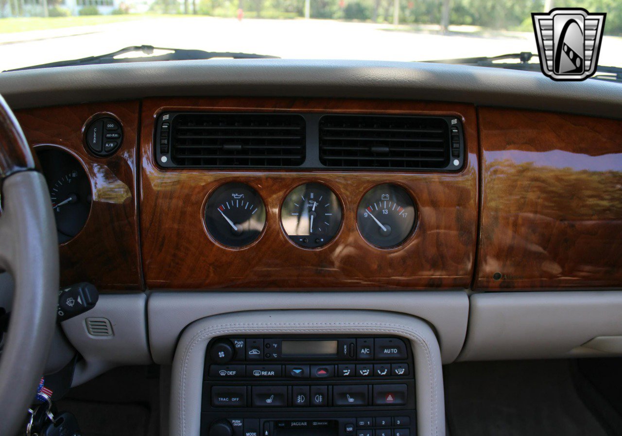 Used 2002 Jaguar XK8 Convertible image 20
