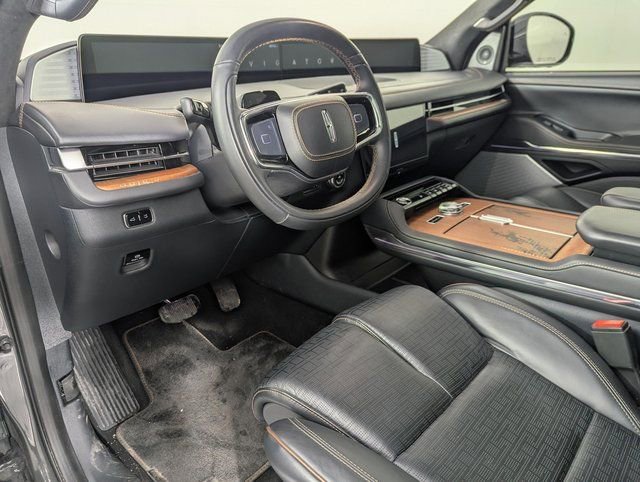 Used 2025 Lincoln Navigator Black Label image 12