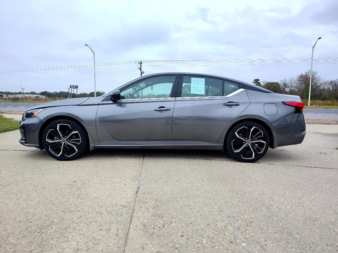 Used 2024 Nissan Altima 2.5 SR w/ SR Premium Package image 3