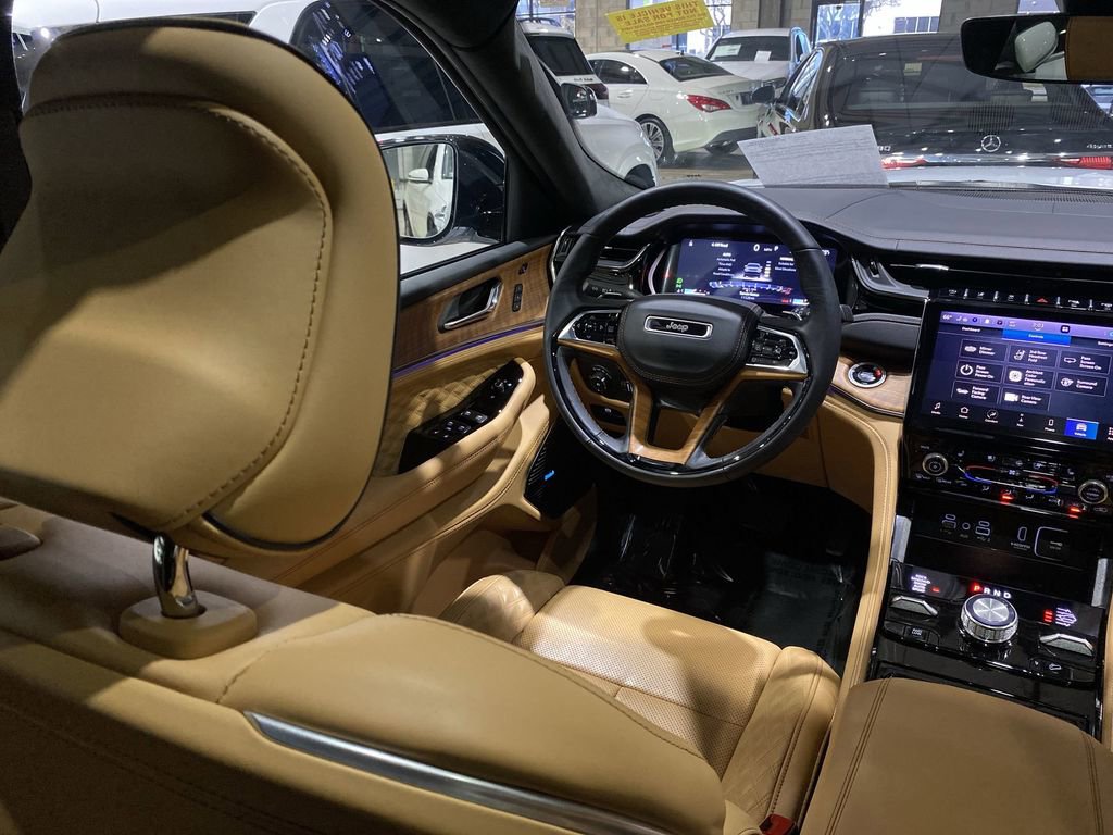 Used 2025 Jeep Grand Cherokee L Summit image 3