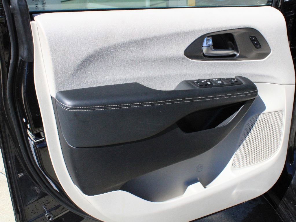Used 2021 Chrysler Pacifica Touring-L w/ Premium & Safety Sphere Group AWD/4WD image 9