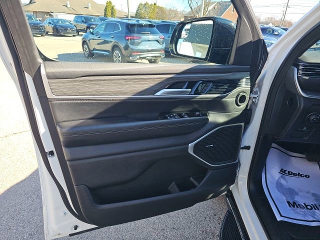 Used 2023 Jeep Wagoneer L Series II image 12