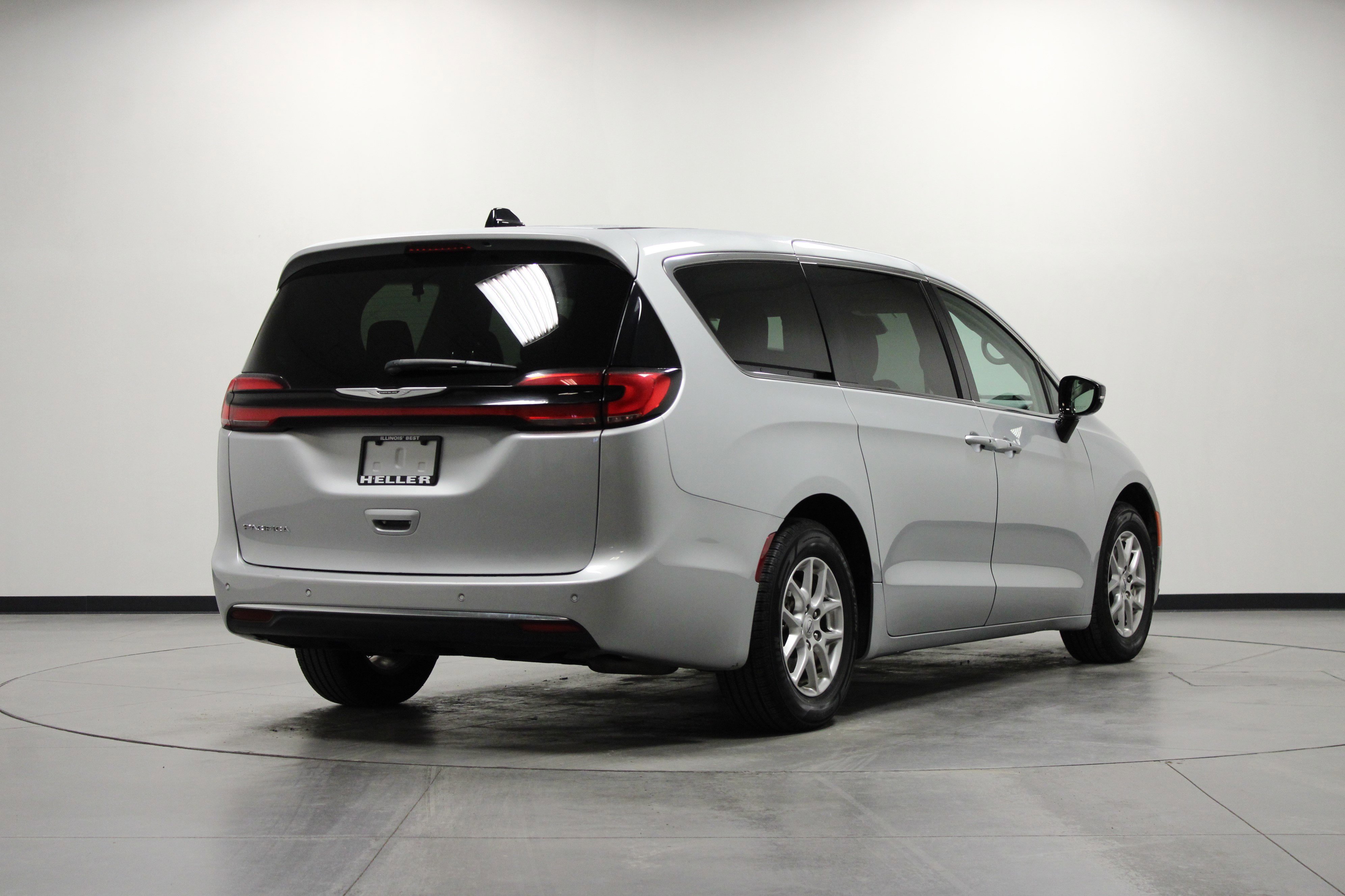 Used 2024 Chrysler Pacifica Touring-L image 4