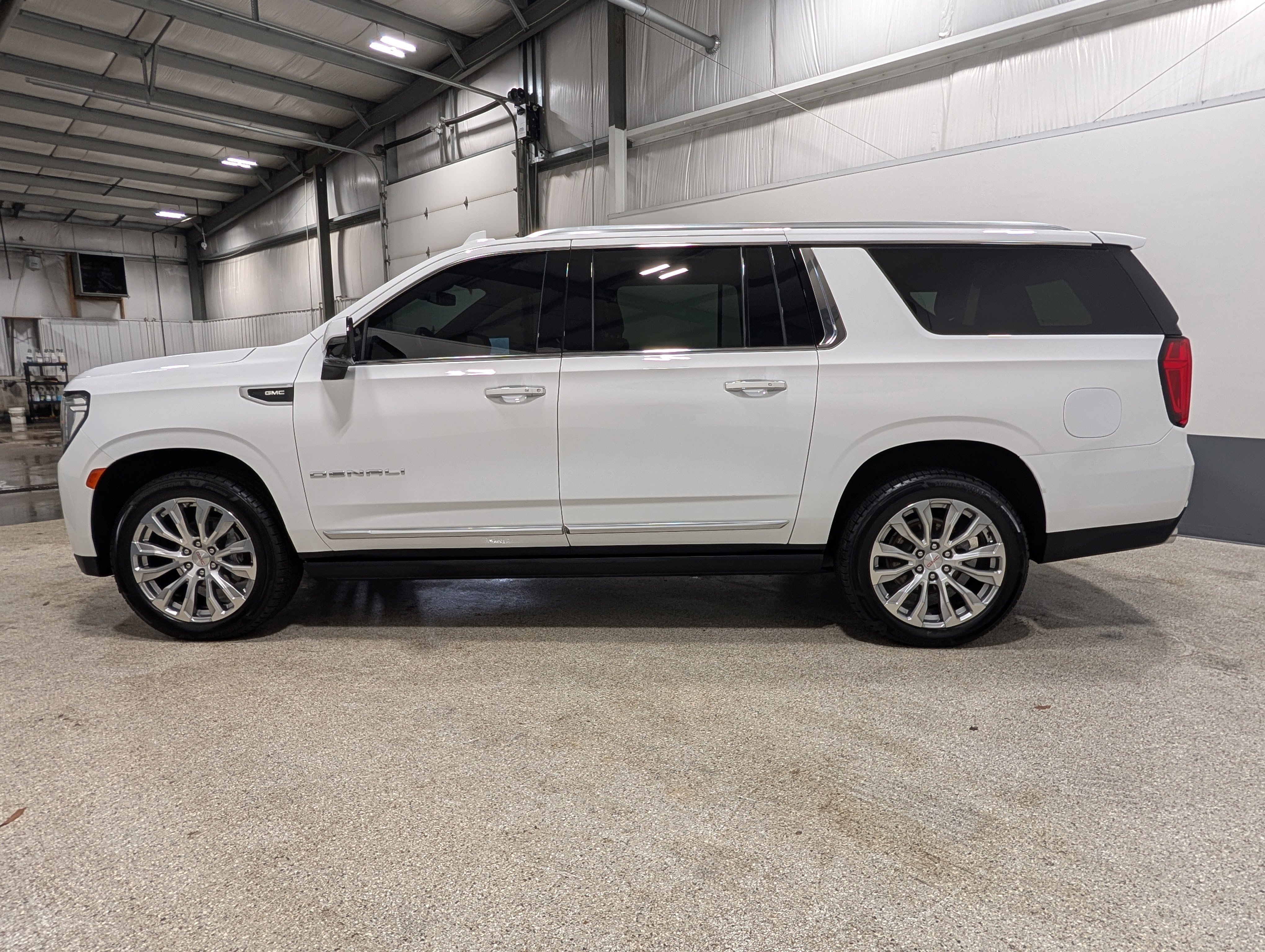 Used 2023 GMC Yukon XL Denali AWD/4WD image 5