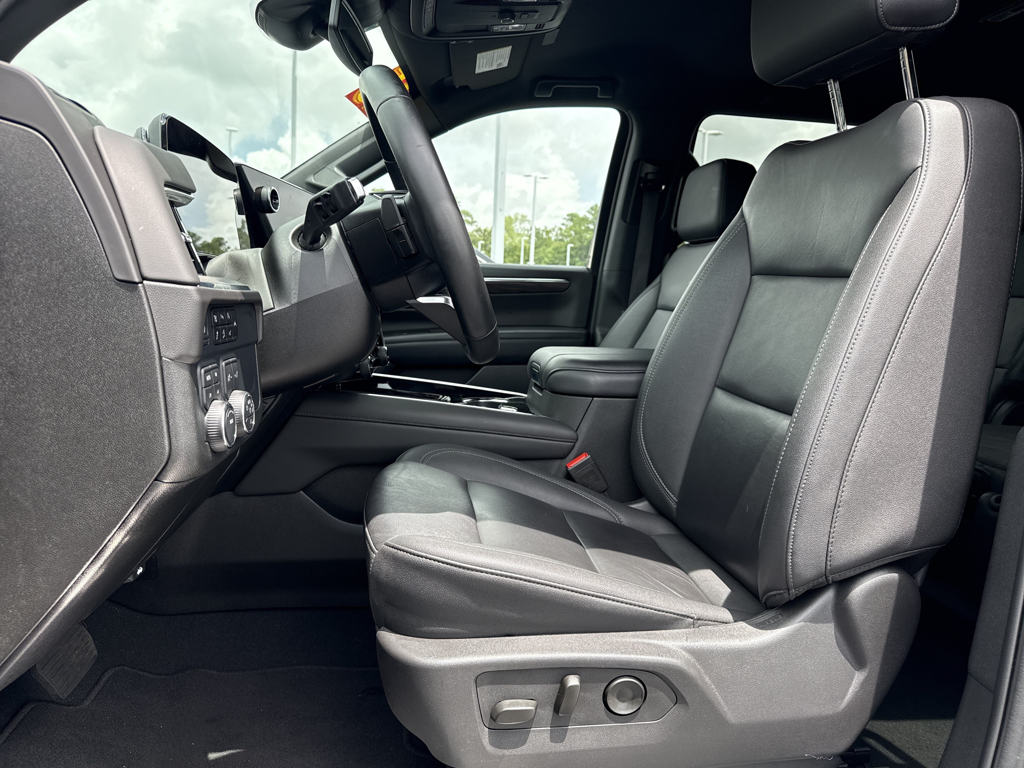 Used 2025 Chevrolet Suburban Z71 AWD/4WD image 23