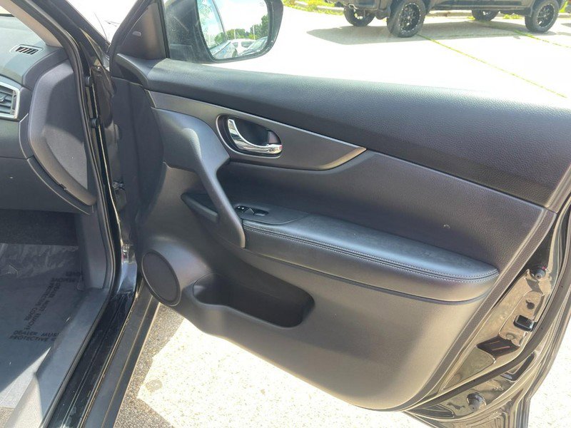 Used 2016 Nissan Rogue SV w/ SV Premium Package AWD/4WD image 12