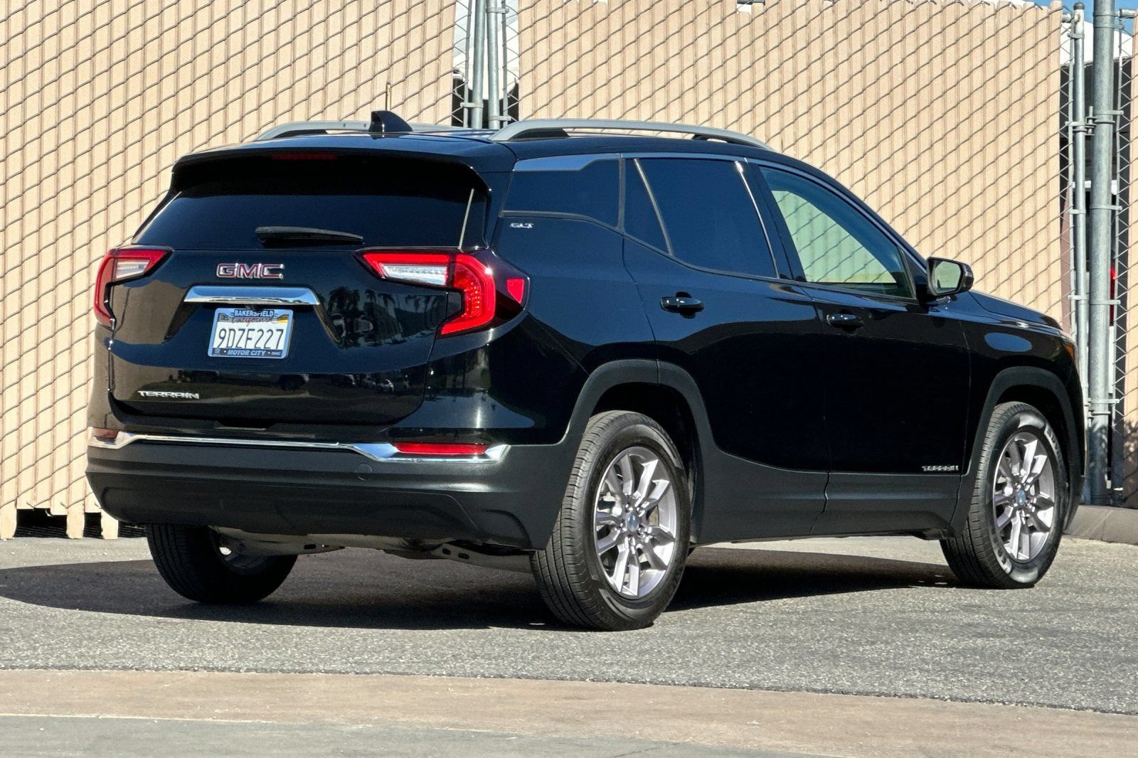 Certified 2023 GMC Terrain SLT w/ LPO, Cargo Package FWD image 4