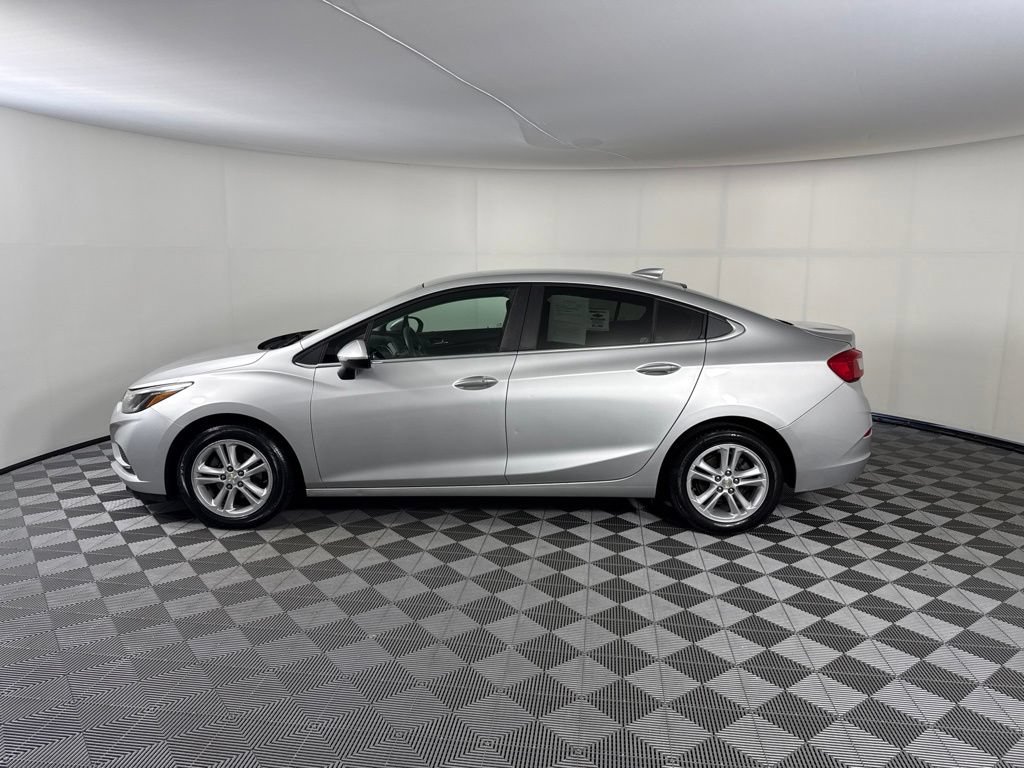 Used 2017 Chevrolet Cruze LT w/ LT Convenience Package FWD image 2