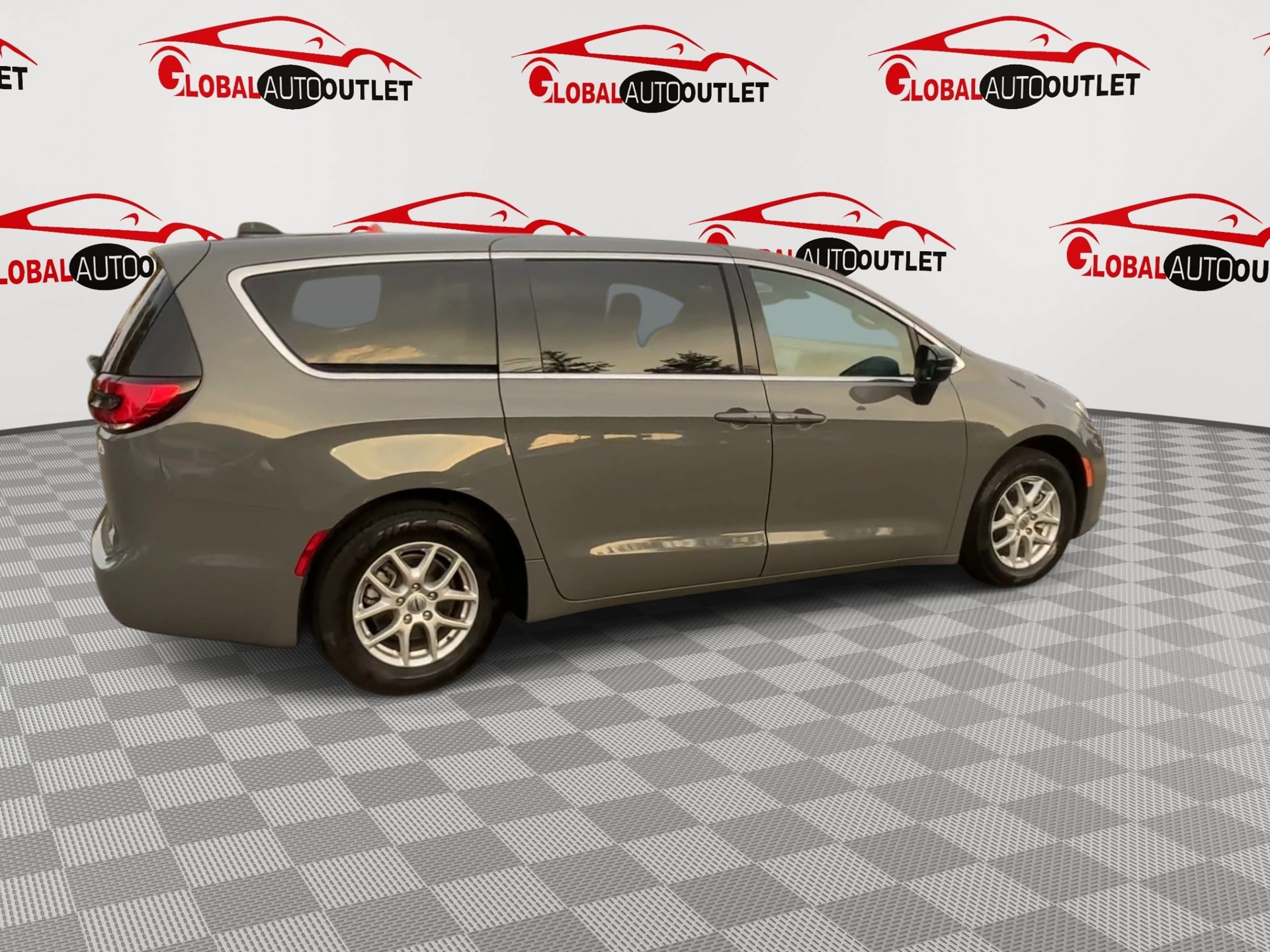 Used 2025 Chrysler Pacifica Select FWD image 9