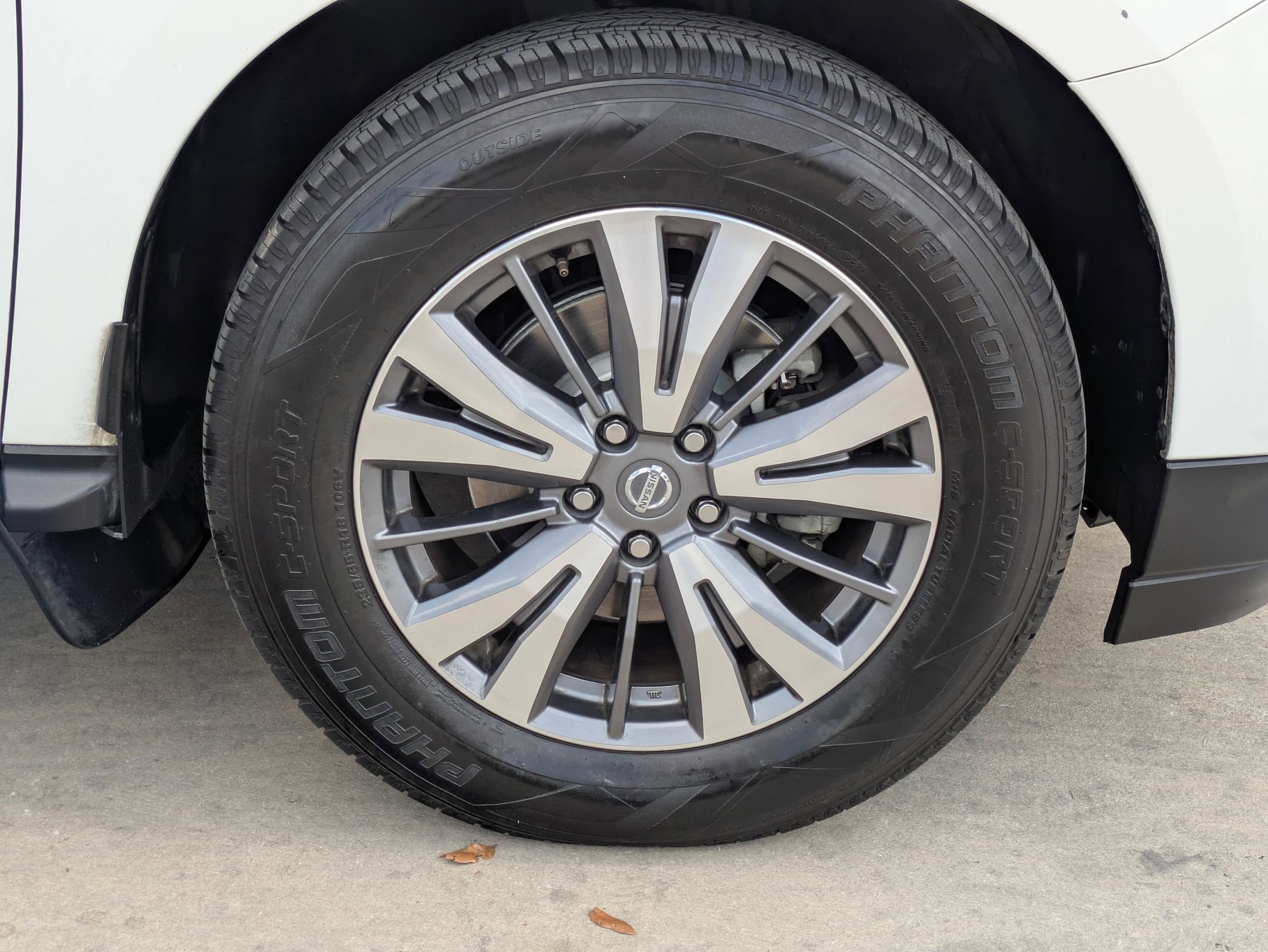 Used 2020 Nissan Pathfinder SV image 32