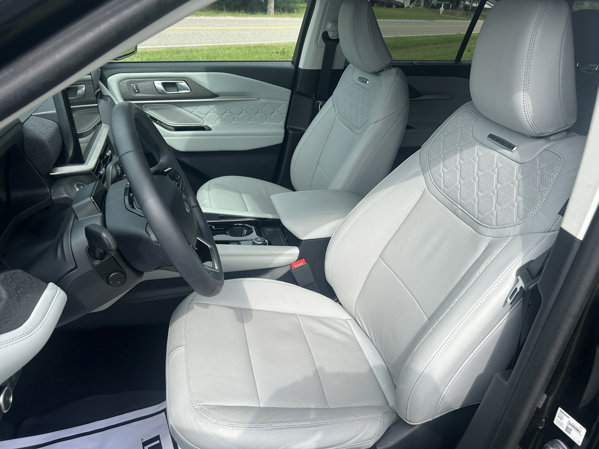 Used 2025 Ford Explorer Platinum w/ Ultimate Package AWD/4WD image 15