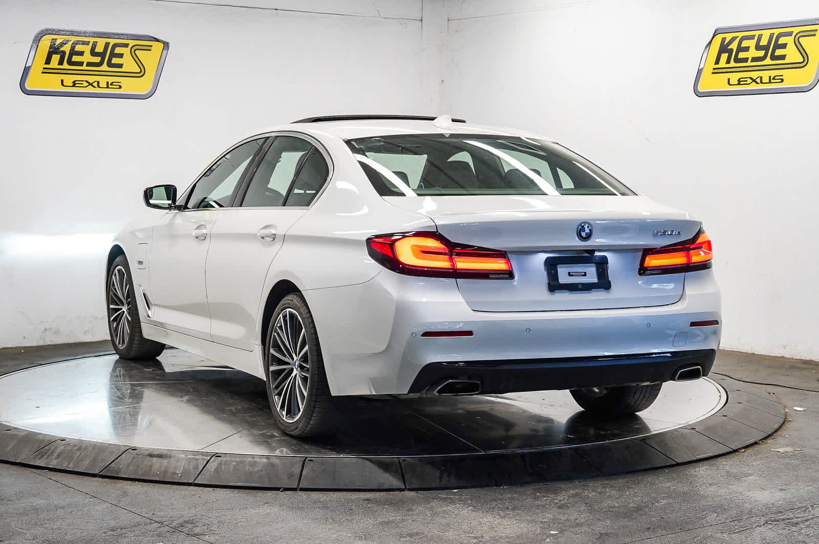 Used 2023 BMW 530e w/ Convenience Package RWD image 2