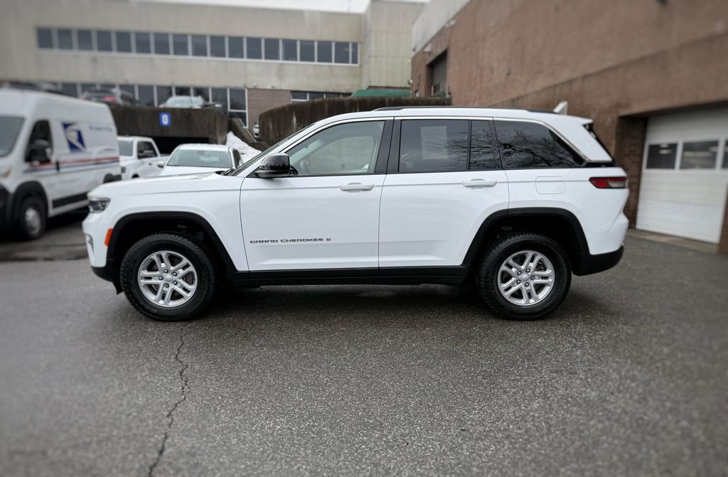 Used 2023 Jeep Grand Cherokee Laredo AWD/4WD image 14