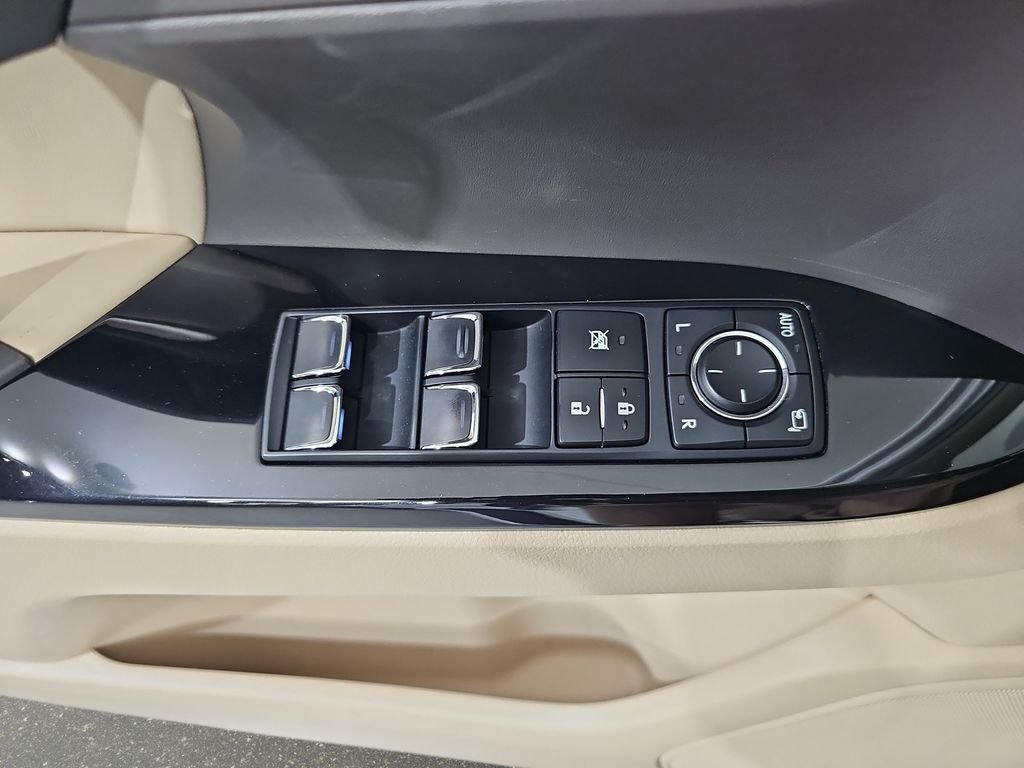 Used 2020 Lexus LX 570 4WD w/ Luxury Package image 31