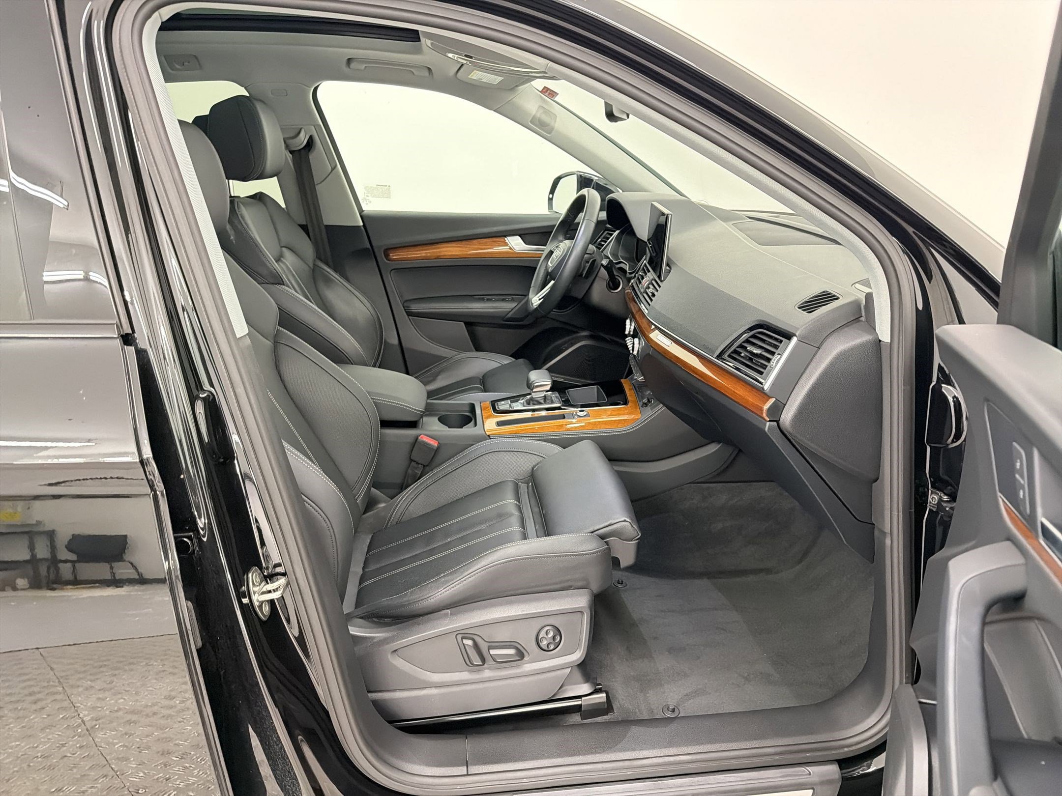 Used 2023 Audi Q5 2.0T Premium Plus w/ Premium Plus Package AWD/4WD image 25