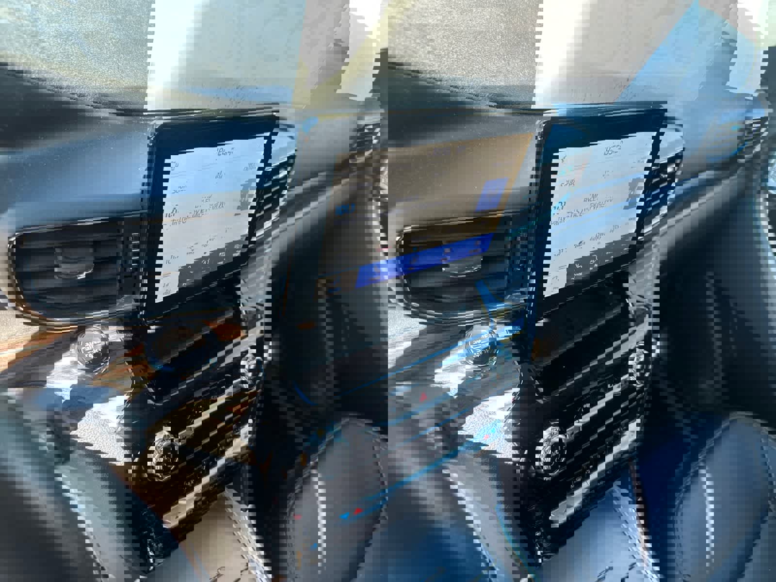 Certified 2022 Ford Explorer Limited w/ Class IV Trailer Tow Package image 15