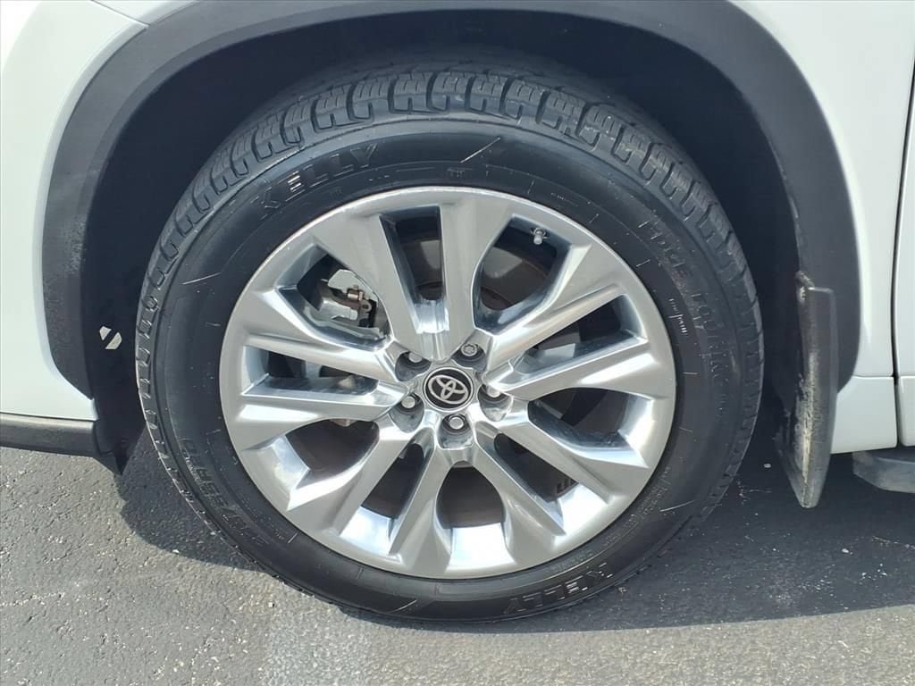 Used 2023 Toyota Highlander Limited FWD image 15
