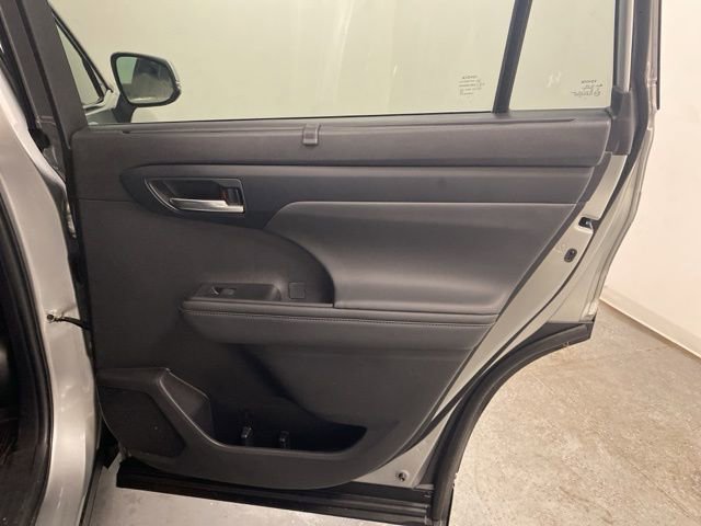 Used 2022 Toyota Highlander XLE image 28